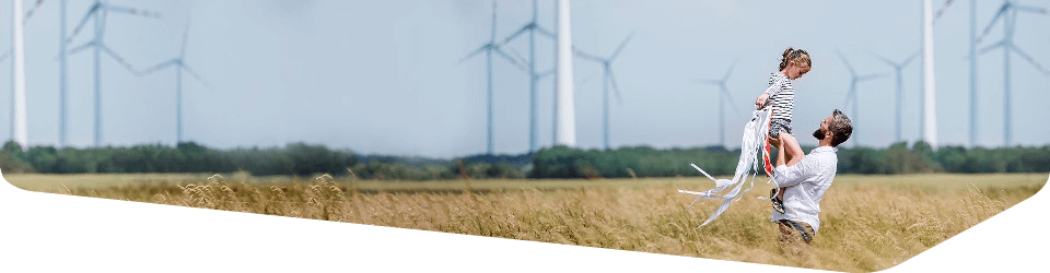 EB-Sustainability-Scoring Vater hält Tochter in Feld mit Windrädern