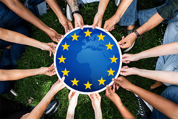 Hände halten Europa Hände halten einen Europakreis